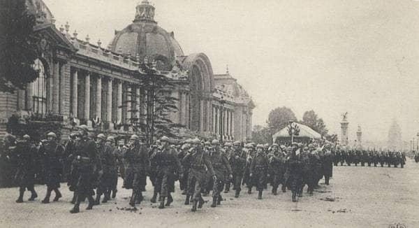 French soldiers march past the Petit Palais (1916)